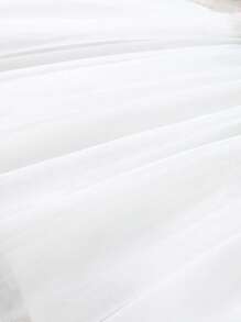 Elegantes, Schönes Und Süßes Kleid Für Babys Mit Netzsaum Und 3d-blumenverzierung