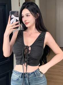 DAZY Camiseta de tirantes con cuello en V y pliegues, top sexy para mujer
