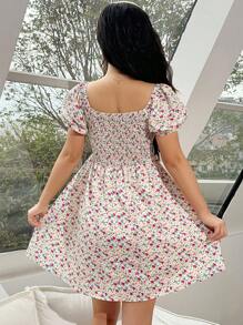 SHEIN Unity 方領花朵裝飾女式時尚泡泡袖連身裙，貼身腰身和A字裙設計