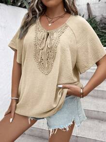 SHEIN Clasi 大码短袖荷叶边领刺绣花卉装饰宽松休闲通勤度假衬衫 - 卡其色 - 查看 1