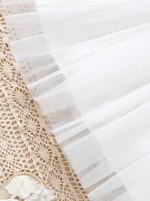 Elegantes, Schönes Und Süßes Kleid Für Babys Mit Netzsaum Und 3d-blumenverzierung