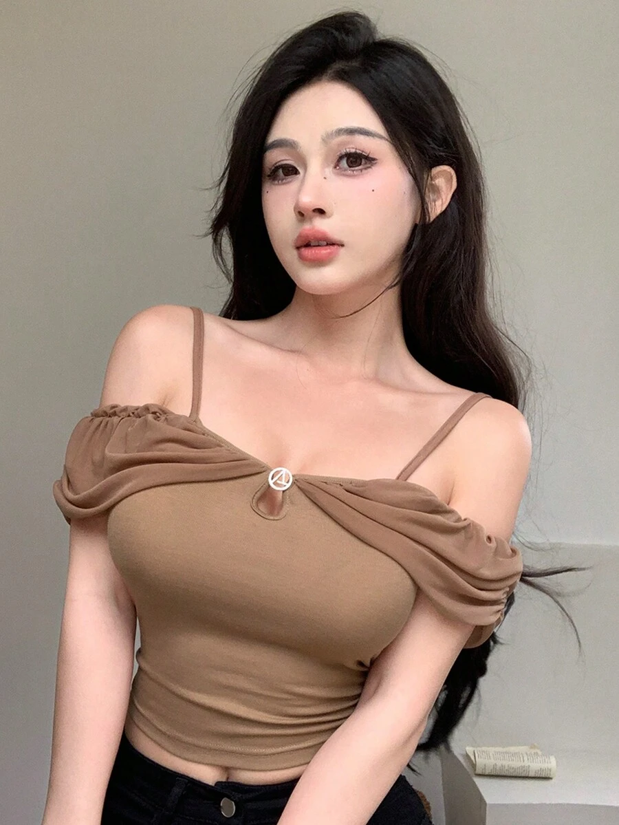 DAZY Áo thun crop top trễ vai màu trơn cho nữ - màu nâu - Xem 1