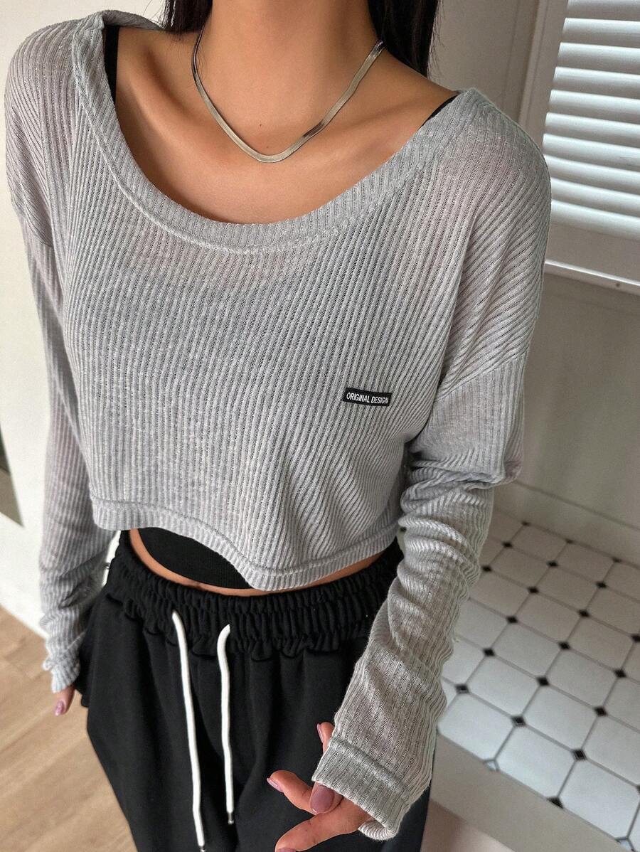 Dazy Star 女士大圓領下肩長袖上衣,上面有字母補丁 - 灰色 - 查看 1