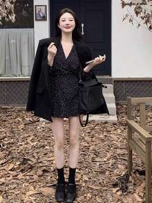 1 件女式波尔卡圆点印花裹身系带连衣裙（带肩垫）