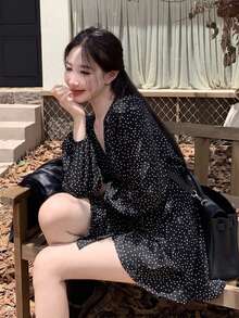 1 件女式波尔卡圆点印花裹身系带连衣裙（带肩垫）