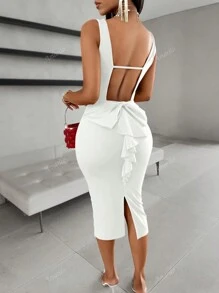 Vestido elegante de mujer con detalle de lazo en la espalda
