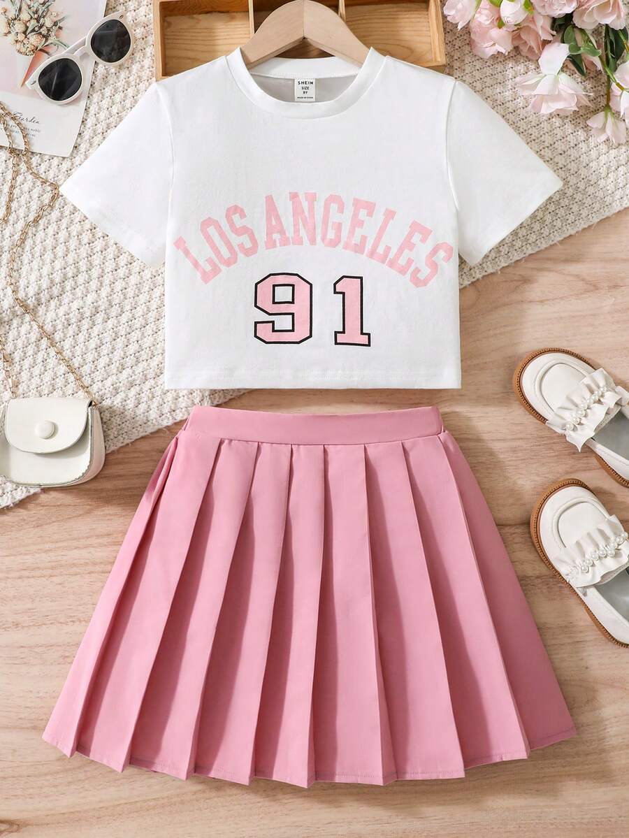 SHEIN Conjunto para niña preadolescente de dos piezas con camisa impresa con patrones de letras y números y falda plisada de unicolor - Rosa vieja - Ver 1