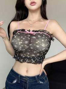 Dazy Designer Camiseta sin mangas de mujer con bordes en contraste de color, corte envuelto y con forma de orejas, diseñada con encaje delicado y volantes