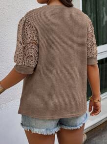Calvaya T-shirt A Quadri In Waffle Con Maniche A Sbuffo In Pizzo Da Taglie Forti - Cammello - Visualizzare 2
