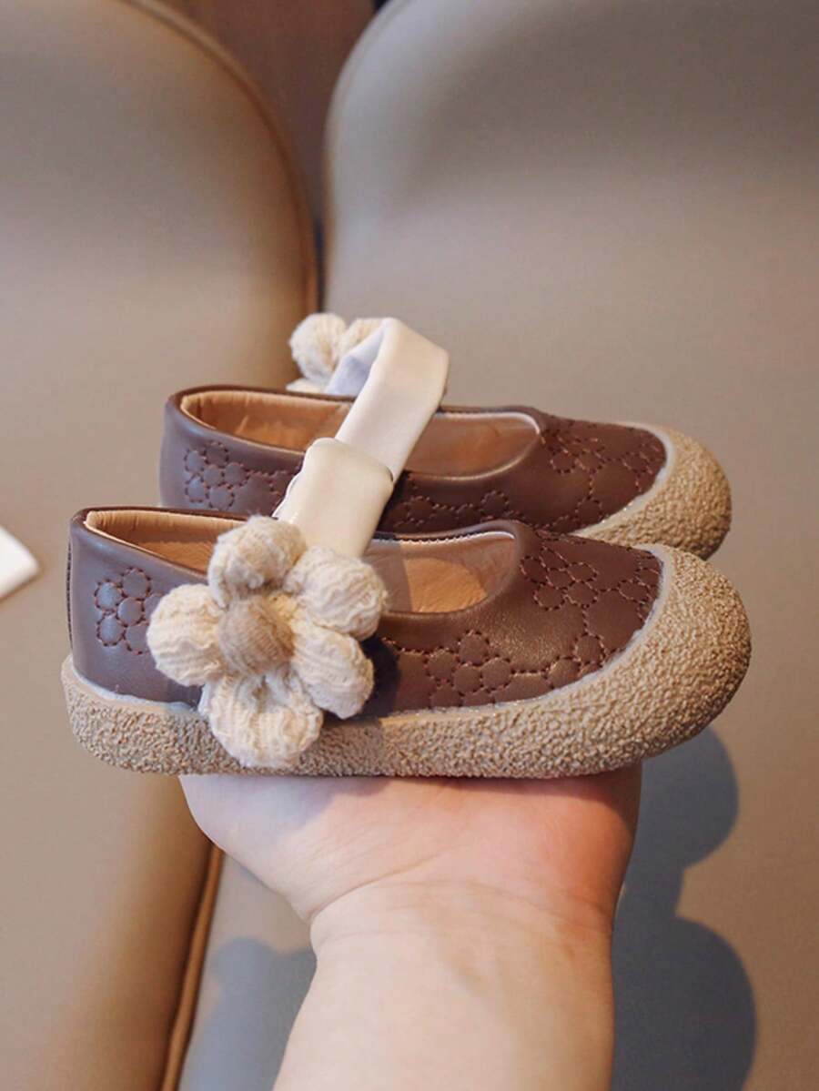 女孩子穿的棕色花卉刺繡和花朵裝飾的交叉帶舒適平底鞋,買得起的公主風格 - 棕色 - 查看 1