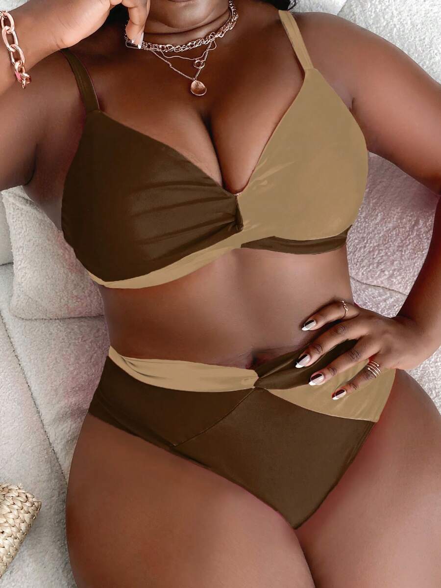 SHEIN Swim Curve 夏季海滩加大码彩色比基尼套装，配有褶皱和扭曲细节文胸和比基尼套装底部 - 棕色 - 查看 1