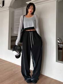 Dazy Star 女士大圓領下肩長袖上衣,上面有字母補丁 - 灰色 - 查看 2