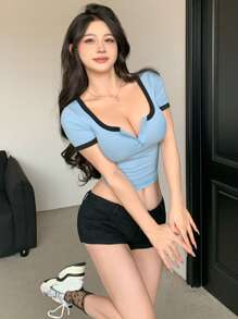 Dazy Designer 女士撞色领口绷带短袖 T 恤，带纽扣开合，夏季