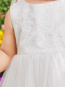 SHEIN Set van witte satijnen geborduurde mouwloze mesh-jurk voor babymeisjes met mesh-sjaal