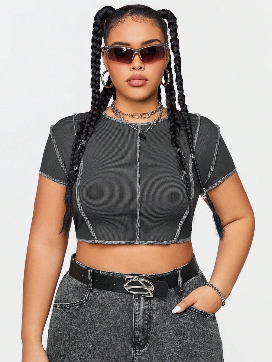 SHEIN EZwear CURVE 大尺碼休閒修身短袖 T 卹,拼色露縫細節 - 灰色 - 查看 1