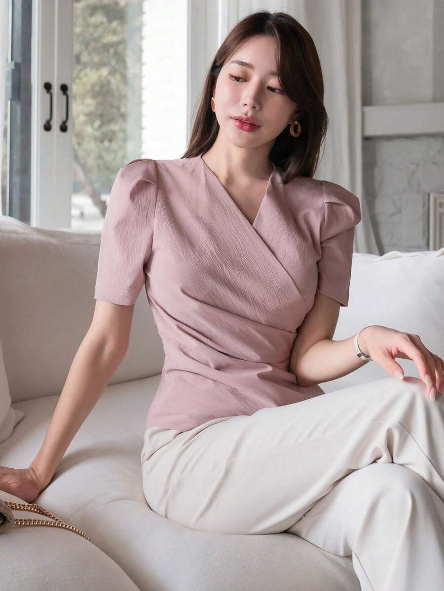 DAZY 女性實色不對稱設計v領短袖系結下擺襯衫 - 粉色 - 查看 1