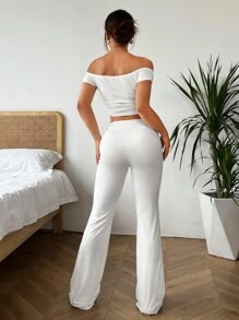 SHEIN EZwear Conjunto de dos piezas con camiseta corta de un hombro arrugada de unicolor y pantalones acampanados para mujer - Blanco - Ver 2
