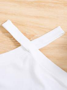 SHEIN Conjunto de ropa de niña preadolescente para primavera y verano con boho, formado por 2 piezas: blusa con cuello colgante de tirantes y pantalones cortos vaqueros de mezclilla con flecos y rotos al estilo desgastado y lavado con piedra, conjunto de prendas de vestir para niñas en verano