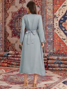 Al Najma 女款花卉刺繡燈籠袖長外套和拼接腰帶細節無袖裙套裝 - 霧霾藍 - 查看 2