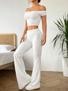 SHEIN EZwear Conjunto de dos piezas con camiseta corta de un hombro arrugada de unicolor y pantalones acampanados para mujer - Blanco - Ver 4