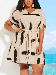 SHEIN CURVE+ 大尺碼女士法式刷印蝙蝠袖v領連衣裙 - 卡其色 - 查看 1