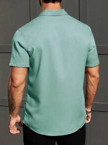 Camisa de manga corta casual de color liso con bolsillo para hombres
