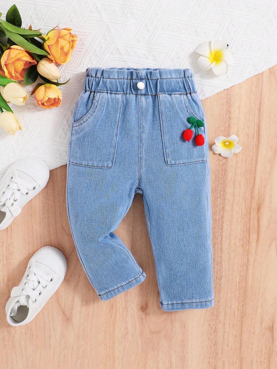 SHEIN 寶寶女孩舒適柔軟的休閒時尚櫻桃針織牛仔褲,經過洗滌處理 - 淺色水洗藍 - 查看 1