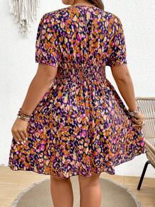 SHEIN Frenchy Kích thước lớn Cổ chữ V sâu Eo cao Xếp li In Đầm - Nhiều màu - Xem 2