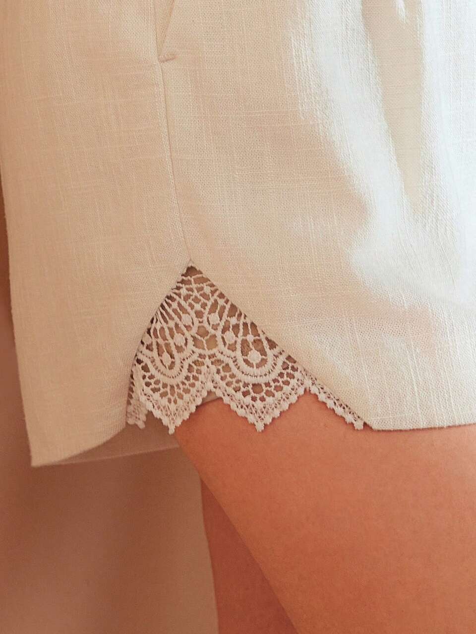 LINEN SLANT POCKET LACE DETAIL SHORTS