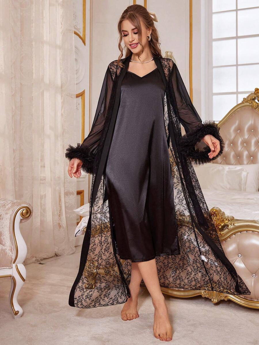 Conjunto de vestido satinado de estilo cami y bata de encaje en unicolor - Negro - Ver 1