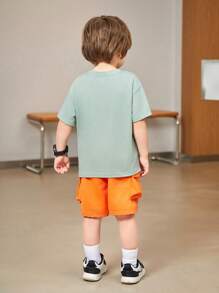 SHEIN 寶寶男童橙色夏日卡車圖案針織柔軟圓領短袖寬鬆運動衫，搭配貨物口袋短褲，2件套裝，休閒街頭風格，運動風，韓系時尚通配，舒適適合居家和運動穿著 - 橘色 - 查看 2