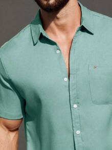 Camisa de manga corta casual de color liso con bolsillo para hombres