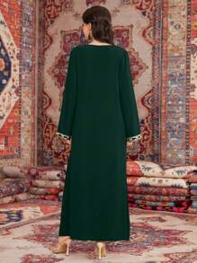 Al Najma 女式 V 领阿拉伯式花纹仿珍珠串珠连衣裙，端庄大方 - 綠色 - 查看 2