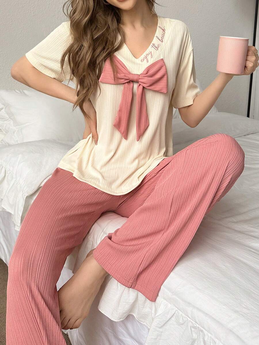 V 领短袖上衣和裤子睡衣套装带字母刺绣和蝴蝶结细节的睡衣套装 - 杏色 - 查看 1