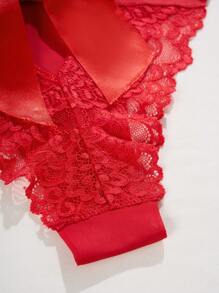 SHEIN ملابس داخلية نسائية عبارة عن بنطلون مصنوع من الدانتيل ذو الزخارف الزهرية ويوجد به رباط مدبب في الخلف - الأحمر - مشاهدة 3