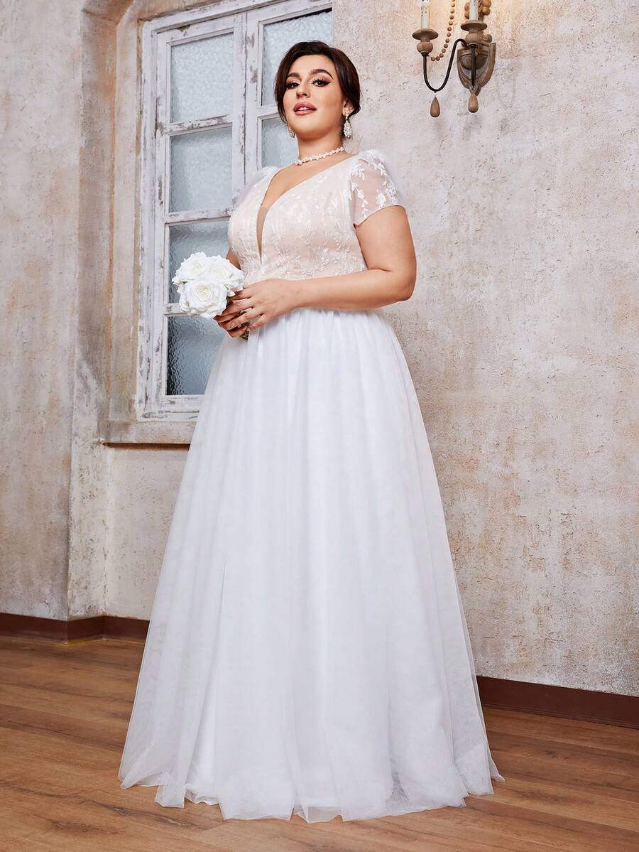 Vestido de novia con escote en V, bordado de encaje, manga corta, contraste de color en malla y corte evasé, talla grande - Blanco - Ver 1