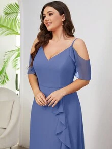 Vestido de dama de honra plus size com babados e fenda na coxa, elegante para convidada de casamento - Azul Empoeirado - Ver 3