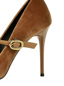 2025秋冬派对高跟鞋，细高跟，低鞋面，尖头，麂皮拼接，纤细金属搭扣，优雅女鞋