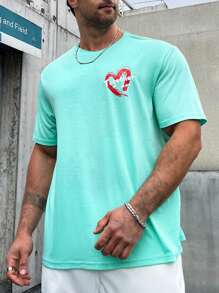 Manfinity Homme 男款大尺碼心型與字母印花 T 卹