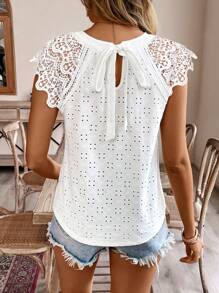 SHEIN Frenchy Vá lại Ren & Xu hướng: Cắt giảm Thêu Buộc lại Áo thun - trắng - Xem 6