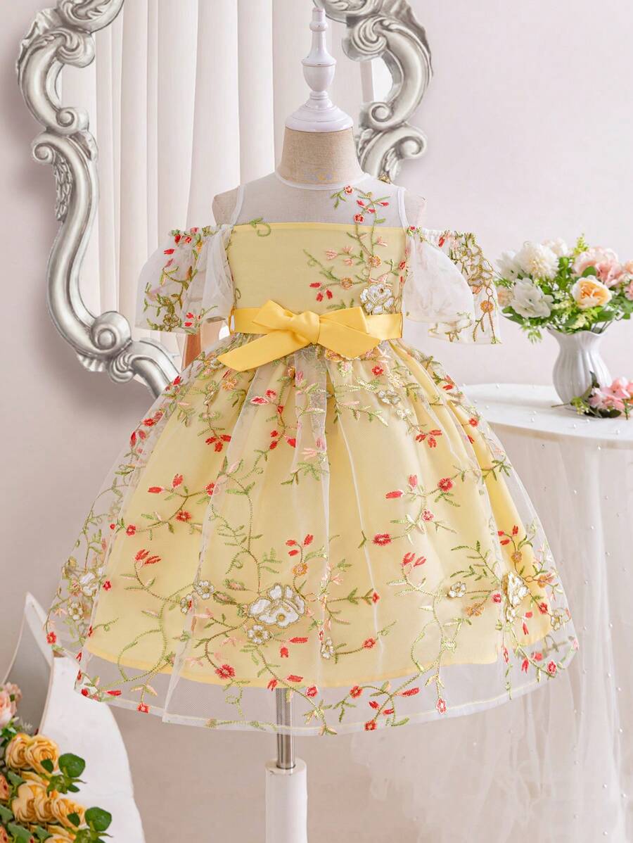 SHEIN Vestido De Media Longitud De Hombro Frío Con Cuello Redondeado Y Lindo Bordado De Flores Y Mangas Con Volantes Para Niña - Amarillo - Ver 1