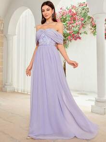 Vestido largo de gasa para dama de honor con paneles con estampado floral, hombros descubiertos, fruncido y lentejuelas