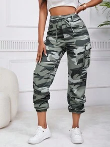 SHEIN LUNE Pantalones cargo con estampado de camuflaje con bolsillo lateral con solapa con cordón delantero
