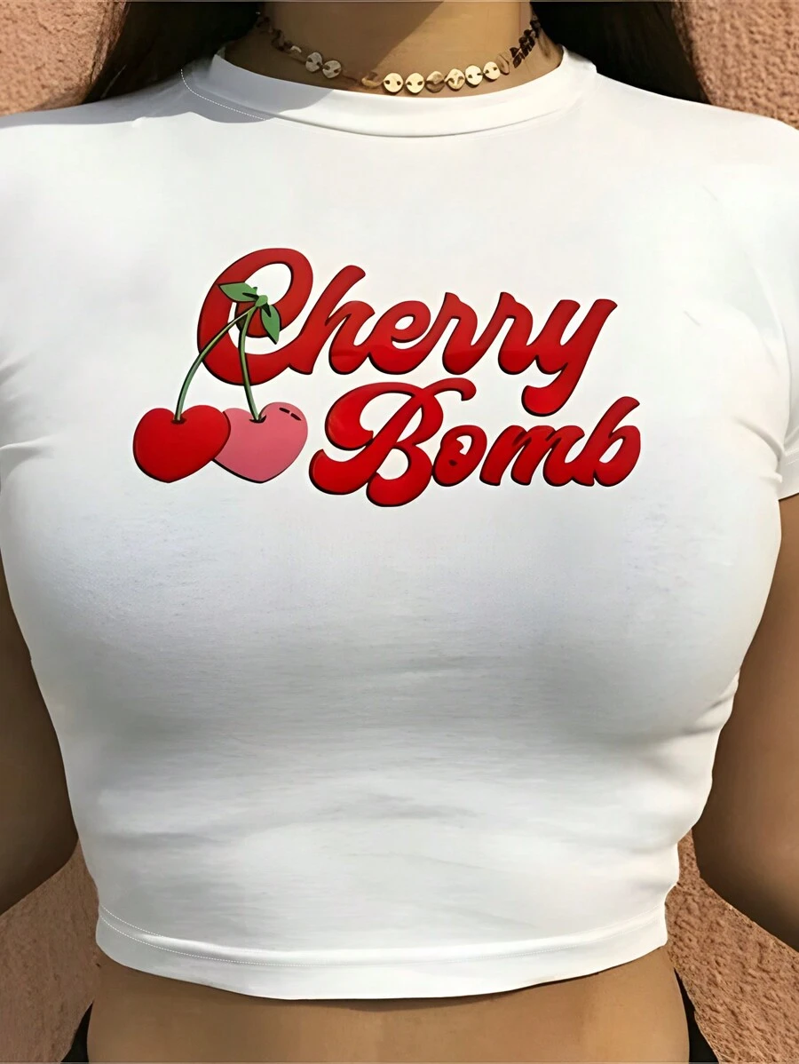 SHEIN Qutie Camiseta corta de estilo universitario de verano, de talla grande, con estampado de corazón, cereza e impresión de letras en inglés, de moda y casual, Cherry Bomb - Blanco - Ver 1