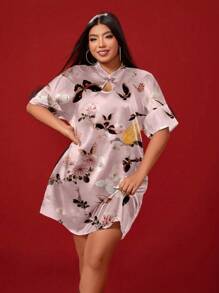 SHEIN Clasi 女士大碼旗袍連衣裙,帶花和蝴蝶印花 - 粉色 - 查看 4