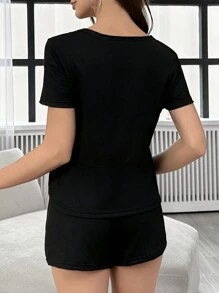 Conjunto de pijama con top de manga corta de cuello redondo con estampado de lema y pantalones cortos