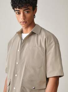 Manfinity RebelGame Set casual da 2 pezzi composto da camicia a maniche corte e pantaloncini in tessuto tinto unito, adatto per l'estate, amici, città