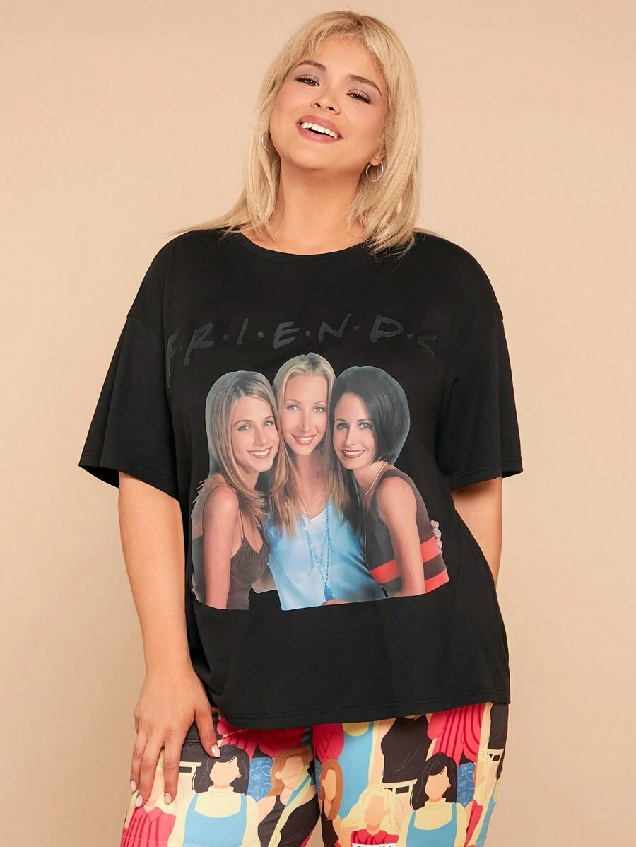 FRIENDS X SHEIN Camiseta casual con gráfico negro del logotipo de la clásica tríada de la serie de TV para tallas grandes - Negro - Ver 1