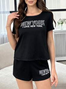 Conjunto de pijama con top de manga corta de cuello redondo con estampado de lema y pantalones cortos