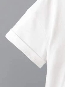 SHEIN Set aus 2 Teilen: Junger Junge lächelt mit Buchstaben bedrucktes T-Shirt mit zerrissenem Rundhalsausschnitt und Denim-Muster-Shorts, Sommer